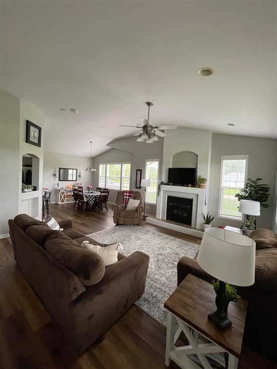 Beautiful 3 Bed 2 Bath home on large corner lot. Vaulted ceiling, open floor plan. Real estate listing