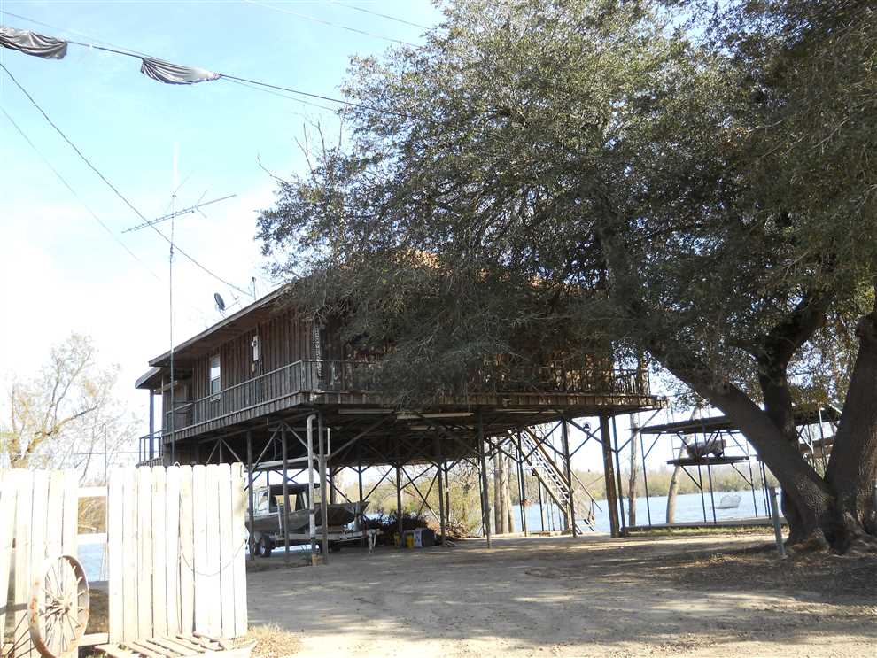 900+/- Acres: GILES ISLAND -- YOU CAN OWN A PORTION Real estate listing