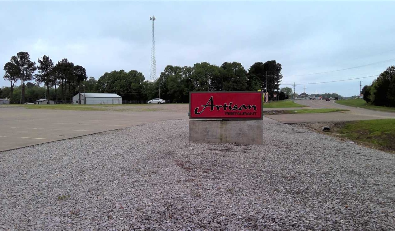4,875 sq ft +/-  Commercial Building with prime location formerly used as a restaurant in Highland, Sharp County, Arkansas 72542 on 1.63 +/- Acres with great highway frontage and parking. Real estate listing