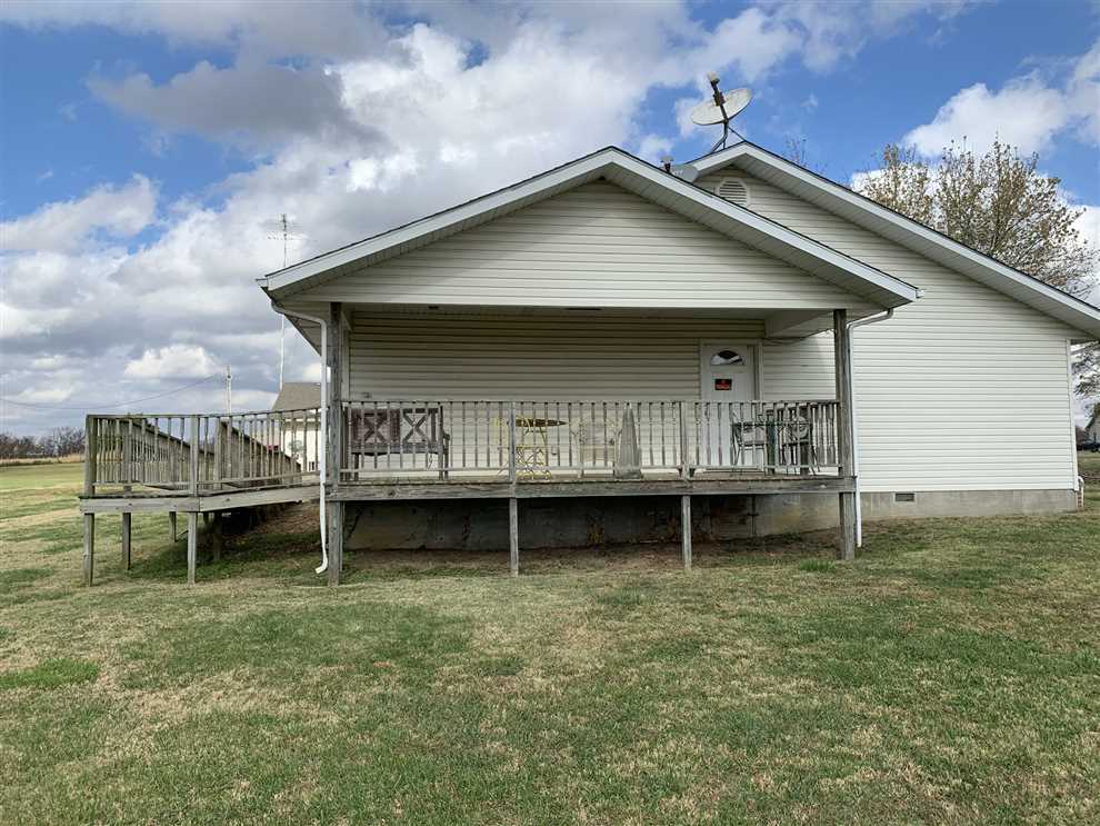 Commercial building with 11 apartments inside on 10 acres with pond in Independence, KS Real estate listing