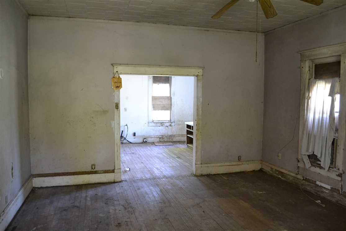 Fixer Upper on 1.25 Acres +/- in the City Limits of Marshall, Ar. 72650 For Sale!! Real estate listing