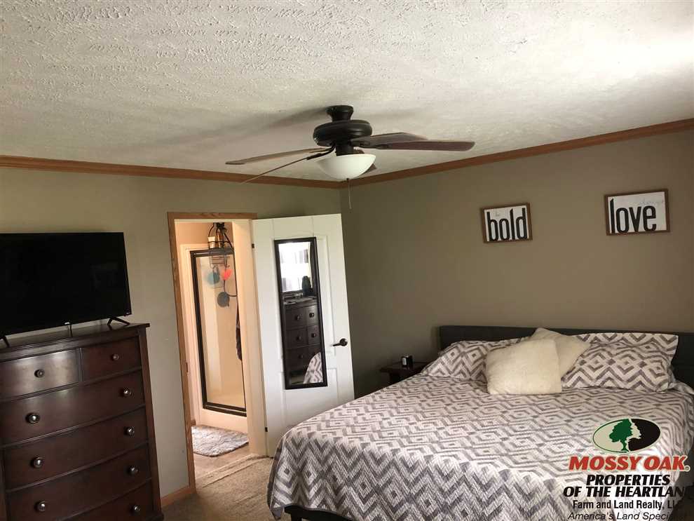Houses and land for sale in Kansas