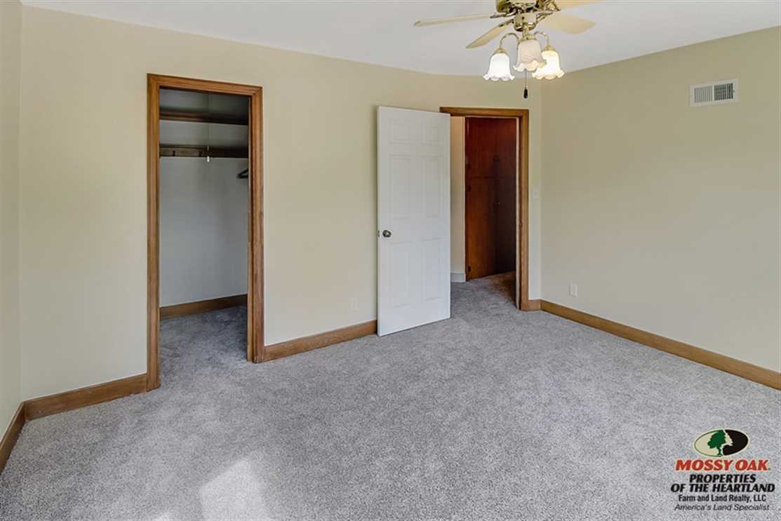 Houses and land for sale in Kansas