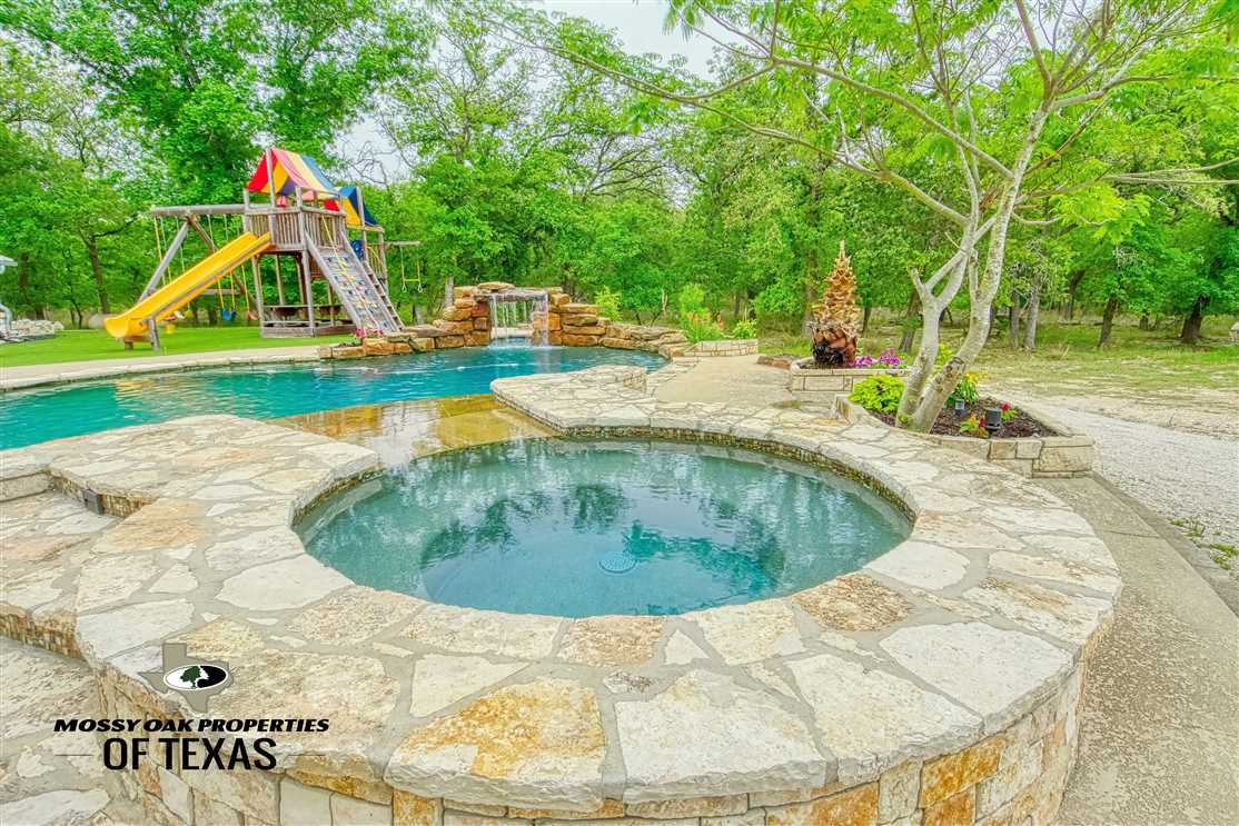 Houses and land for sale in Texas