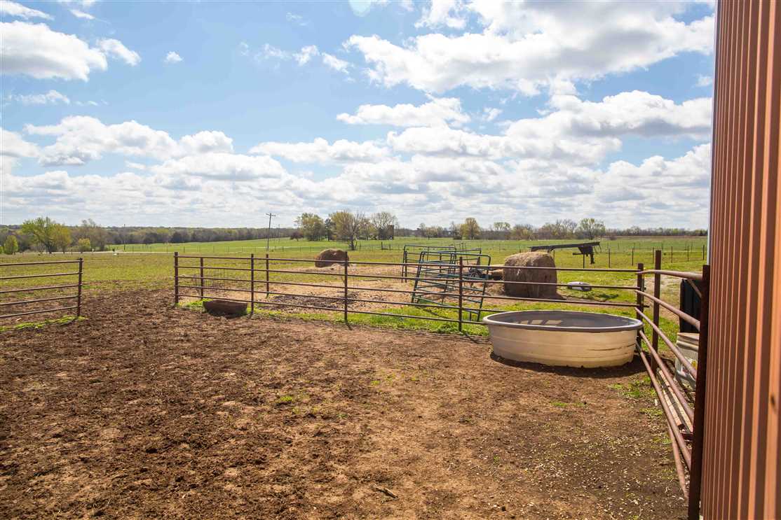 Houses and land for sale in Kansas