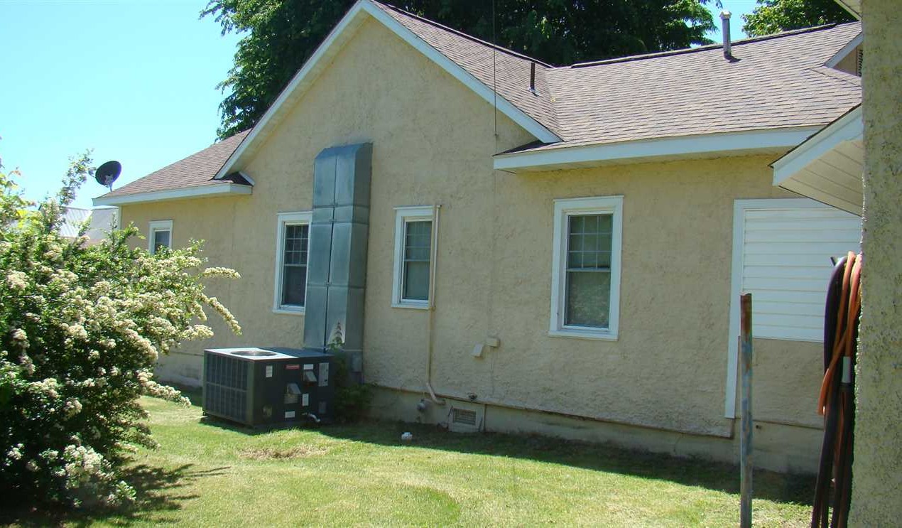 3 Bedroom 1 Bath Privacy Fence Garage Screened In Porch Paved Road Frontage Summersville MO Texas County Call Linda 417-274-0142 Real estate listing
