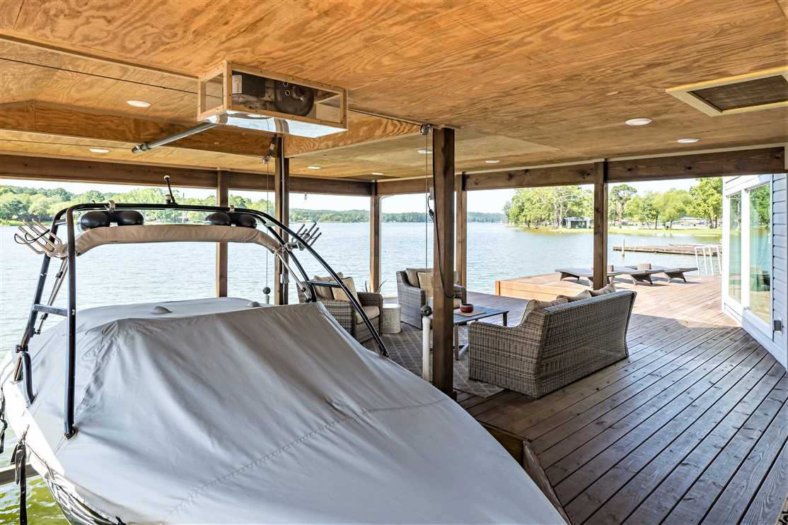 3/2 Waterfront With Extensive Remodeling On Lake Jacksonville Real estate listing