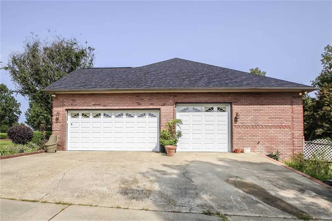 Large Subdivision Home on 2.5 Acres For Sale in Poplar Bluff, Missouri, Butler County Real estate listing
