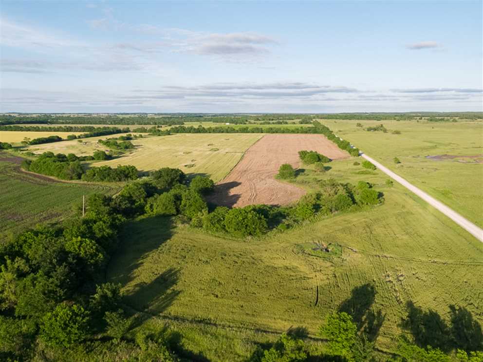 Houses and land for sale in Kansas