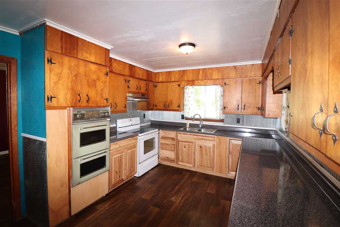1,675 ML ft2 Home w/ 11,900 ft2 of Shop/Warehouse Real estate listing