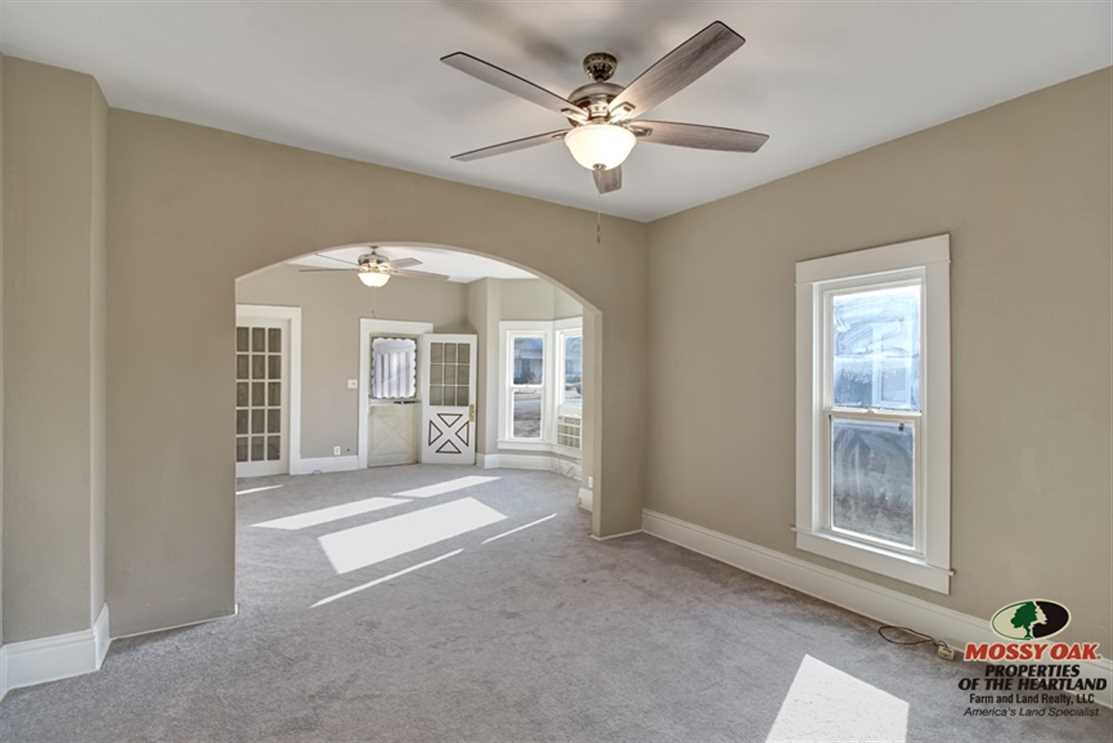 Houses and land for sale in Kansas