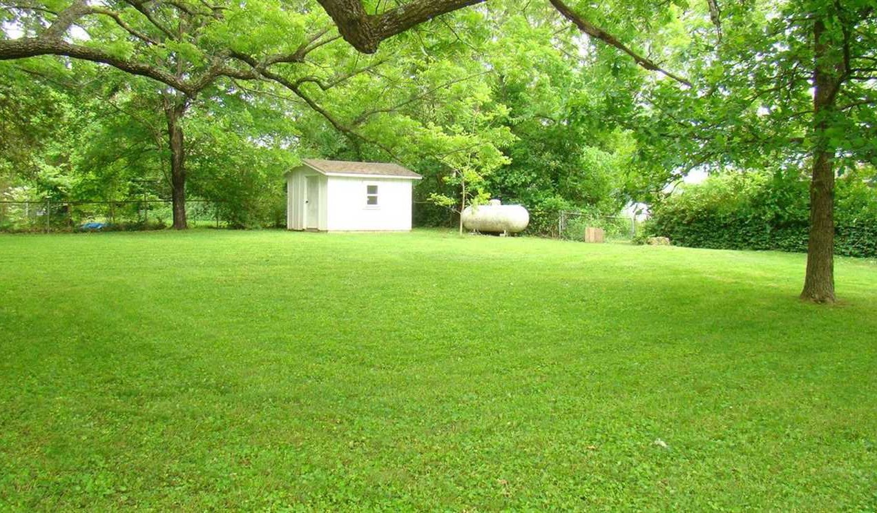 3 Bedrooms, 1 1/2 Baths, Mostly Hardwood Floors, Large Family Room, Fireplace, Basement, Fenced in Yard, Mountain View MO Howell County Real estate listing