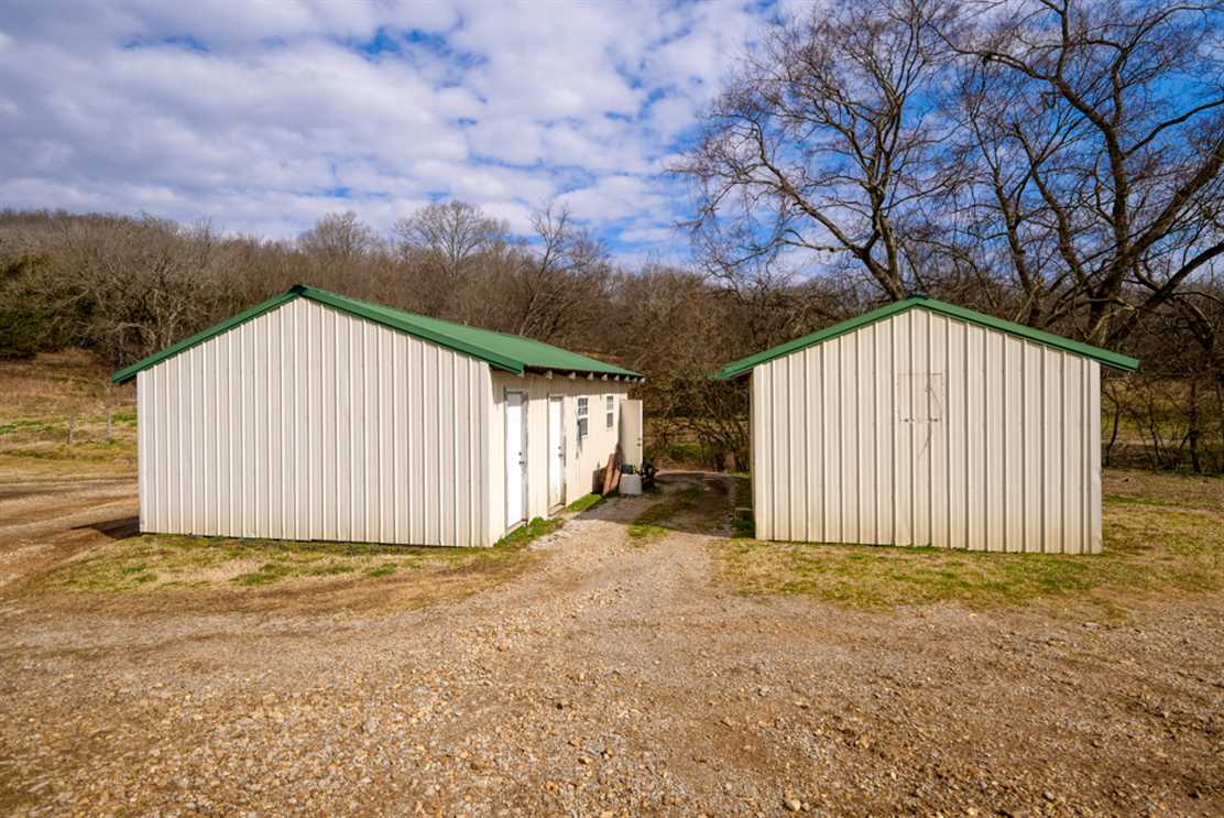 Quail Valley Hunt Club - 267 Acres With 2 Homes, Kennels, Barns, Spring Fed Ponds/Creeks Real estate listing